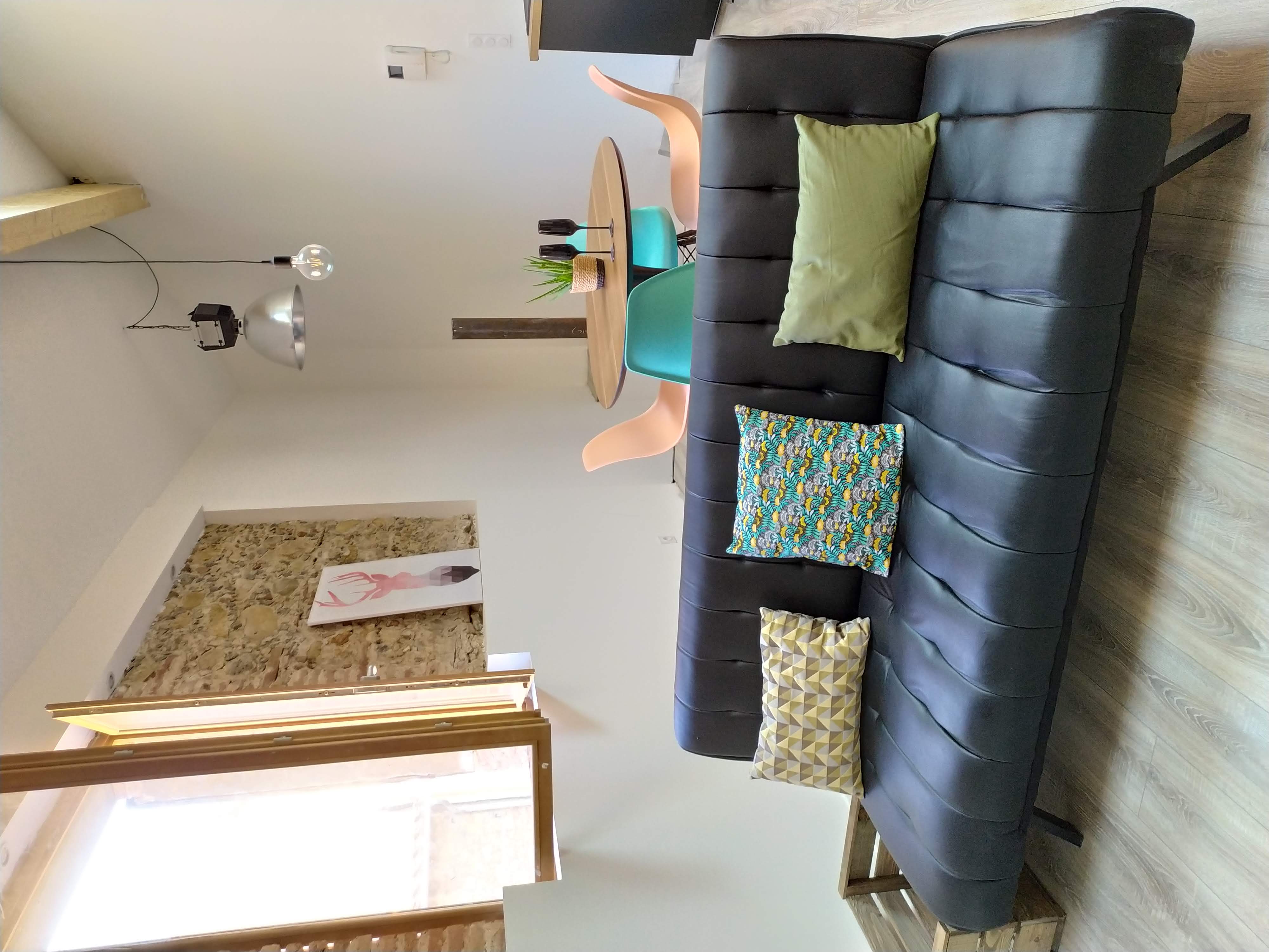 Salon - canap&eacute; et coin repas